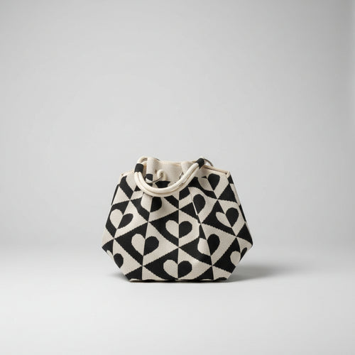 D.KELLY モノトーン ハート柄ニットトートバッグ | Monochrome Heart Knit Tote Bag