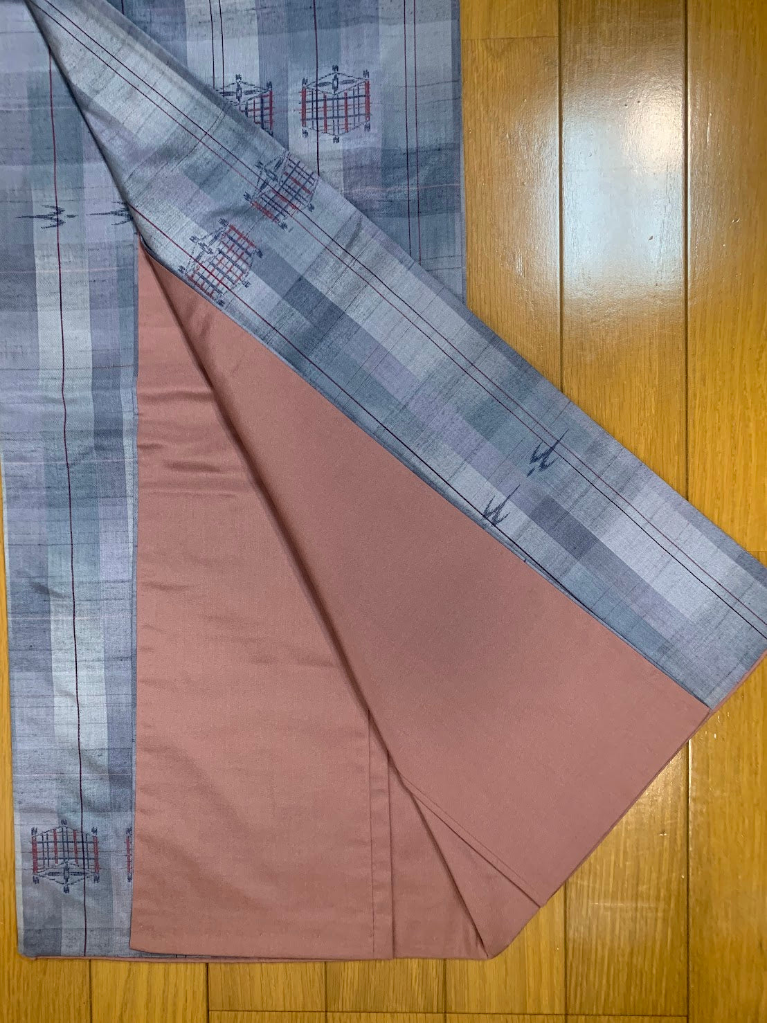 Ryukyu Kasuri Pattern, Spinning Wheel Motif, Swallow Motif, Pure Silk, Recycled | Japanese Ryukyu Kasuri Kimono Silk Vintage